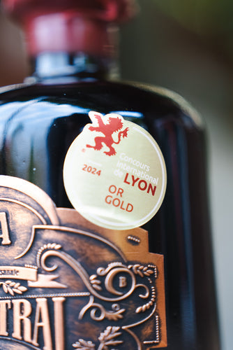 Médaille d’or au concours international de Lyon : Notre vin de noix aux fruits rouges à l’honneur !